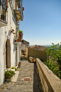 San Fele, İtalya, 12 Haziran 2021. Basilicata bölgesindeki bir ortaçağ köyünün eski evleri arasında dar bir sokak..