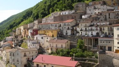 İtalya 'nın Basilicata bölgesinde eski bir köy olan San Fele' nin panoramik manzarası.