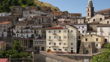 İtalya 'nın Basilicata bölgesinde eski bir köy olan San Fele' nin panoramik manzarası.