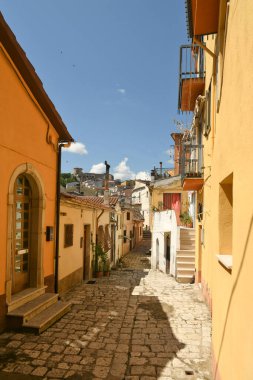 Ruvo del Monte, İtalya, 12 Haziran 2021. Basilicata bölgesindeki bir ortaçağ köyünün eski evleri arasında dar bir sokak..