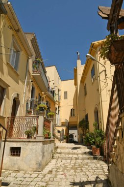 Ruvo del Monte, İtalya, 12 Haziran 2021. Basilicata bölgesindeki bir ortaçağ köyünün eski evleri arasında dar bir sokak..
