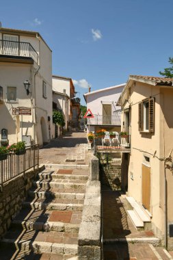 Ruvo del Monte, İtalya, 12 Haziran 2021. Basilicata bölgesindeki bir ortaçağ köyünün eski evleri arasında dar bir sokak..