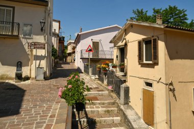 Ruvo del Monte, İtalya, 12 Haziran 2021. Basilicata bölgesindeki bir ortaçağ köyünün eski evleri arasında dar bir sokak..
