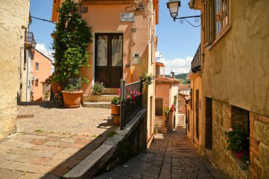 Ruvo del Monte, İtalya, 12 Haziran 2021. Basilicata bölgesindeki bir ortaçağ köyünün eski evleri arasında dar bir sokak..