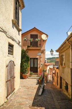 Ruvo del Monte, İtalya, 12 Haziran 2021. Basilicata bölgesindeki bir ortaçağ köyünün eski evleri arasında dar bir sokak..