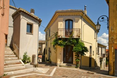 Ruvo del Monte, İtalya, 12 Haziran 2021. Basilicata bölgesindeki bir ortaçağ köyünün eski evleri arasında dar bir sokak..