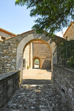 Ruvo del Monte, İtalya, 12 Haziran 2021. Basilicata bölgesindeki bir ortaçağ köyünün eski evleri arasında dar bir sokak..