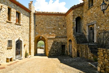 Ruvo del Monte, İtalya, 12 Haziran 2021. Basilicata bölgesindeki bir ortaçağ köyünün eski evleri arasında dar bir sokak..