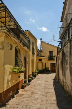 Ruvo del Monte, İtalya, 12 Haziran 2021. Basilicata bölgesindeki bir ortaçağ köyünün eski evleri arasında dar bir sokak..