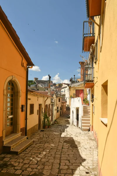Ruvo del Monte, İtalya, 12 Haziran 2021. Basilicata bölgesindeki bir ortaçağ köyünün eski evleri arasında dar bir sokak..