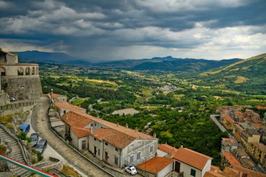 Muro Lucano 'nun panoramik manzarası, İtalya' nın Basilicata bölgesinin dağlarındaki bir köy..