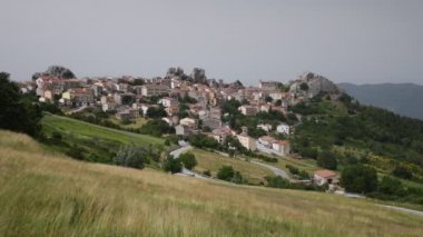İtalya 'nın Molise bölgesinin dağlarında bir köy olan Pietrabbondante' nin panoramik manzarası.