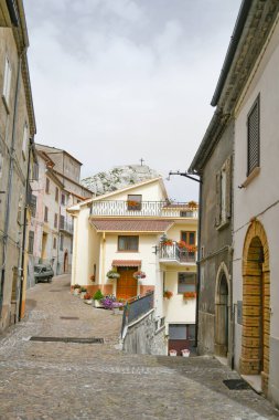 İtalya 'nın Molise bölgesindeki dağların ortaçağ köyü Pietrabbondante' nin eski evleri arasında küçük bir sokak..