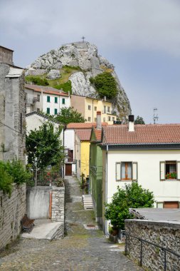 İtalya 'nın Molise bölgesindeki dağların ortaçağ köyü Pietrabbondante' nin eski evleri arasında küçük bir sokak..