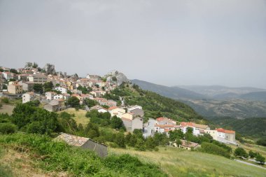 İtalya 'nın Molise bölgesinin dağlarında bir köy olan Pietrabbondante' nin panoramik manzarası.