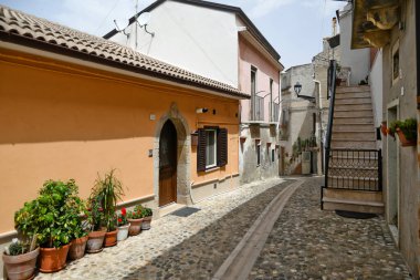 Deliceto, İtalya, 23 Haziran 2021. Puglia bölgesindeki dağlarda bir ortaçağ köyünün eski evleri arasında küçük bir sokak..