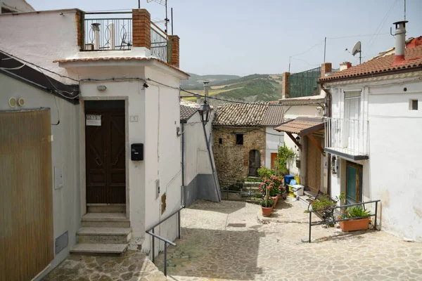 Deliceto イタリア 2021年6月23日 プーリア地方の山の中で中世の村の古い家の間の小さな通り — ストック写真