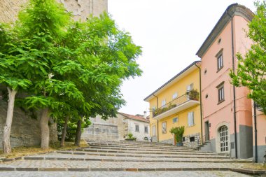 İtalya 'nın Molise bölgesindeki dağların ortaçağ köyü Agnone' nin eski evleri arasında küçük bir sokak..
