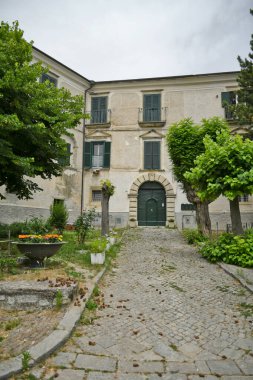 Agnone 'da eski bir evin cephesi, İtalya' nın Molise bölgesindeki dağlarda bir köy..