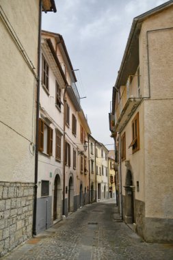 İtalya 'nın Molise bölgesindeki dağların ortaçağ köyü Agnone' nin eski evleri arasında küçük bir sokak..