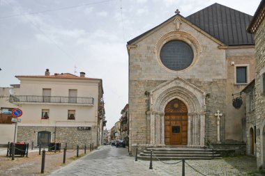 İtalya 'nın Molise bölgesindeki dağların ortaçağ köyü Agnone' nin eski evleri arasında küçük bir sokak..