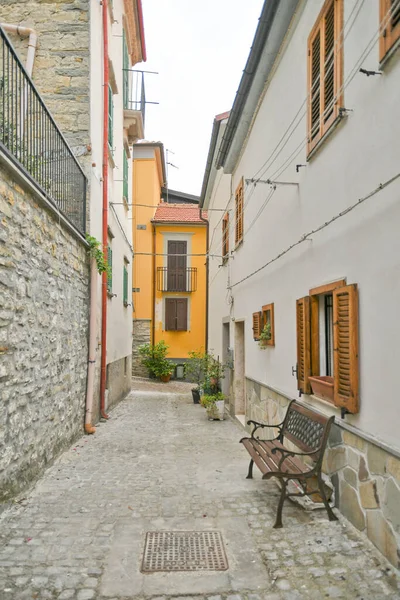 Uma Pequena Rua Entre Antigas Casas Agnone Uma Aldeia Medieval — Fotografia de Stock