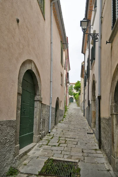 アノーネの古い家の間の小さな通り イタリアのモリーズ地方の山の中の中世の村 — ストック写真
