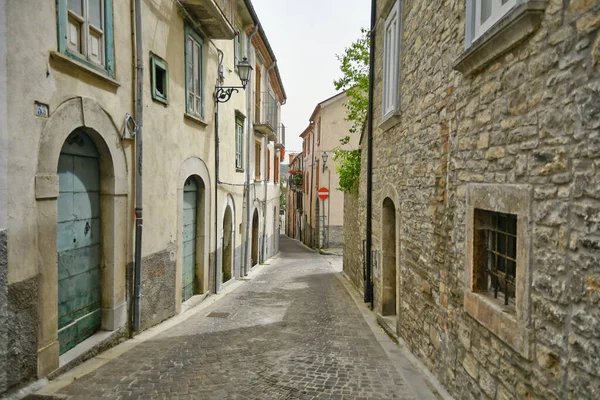 意大利莫利斯山区的一个中世纪村庄阿格农的老房子之间的一条小街 — 图库照片