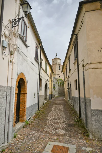 意大利莫利斯山区的一个中世纪村庄阿格农的老房子之间的一条小街 — 图库照片