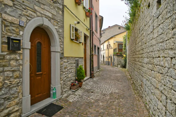 Een Kleine Straat Tussen Oude Huizen Van Agnone Een Middeleeuws — Stockfoto