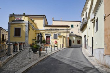 İtalya 'nın Puglia bölgesinde bir ortaçağ köyü olan Candela' daki eski evlerin arasında küçük bir sokak..