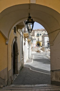 İtalya 'nın Puglia bölgesinde bir ortaçağ köyü olan Candela' daki eski evlerin arasında küçük bir sokak..