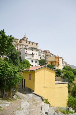 İtalya 'nın Molise bölgesinin dağlarında yer alan Belmonte del Sannio köyünün panoramik manzarası.