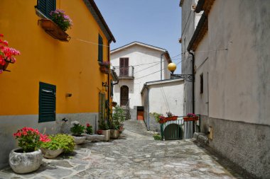 İtalya 'nın Molise bölgesinin dağlarında yer alan Belmonte del Sannio köyünün panoramik manzarası.
