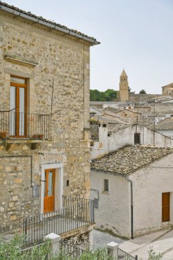 Bovino, İtalya, 06 / 23 / 2021. Güney İtalya 'da Orta Çağ tarzı bir kasabanın eski evleri arasında dar bir sokak.