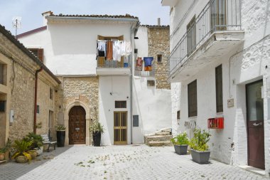 Bovino, İtalya, 06 / 23 / 2021. Güney İtalya 'da Orta Çağ tarzı bir kasabanın eski evleri arasında dar bir sokak.