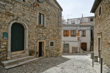 Bovino, İtalya, 06 / 23 / 2021. Güney İtalya 'da Orta Çağ tarzı bir kasabanın eski evleri arasında dar bir sokak.