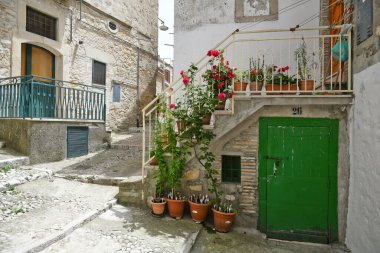 Bovino, İtalya, 06 / 23 / 2021. Güney İtalya 'da Orta Çağ tarzı bir kasabanın eski evleri arasında dar bir sokak.