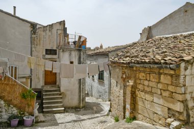 Bovino, İtalya, 06 / 23 / 2021. Güney İtalya 'da Orta Çağ tarzı bir kasabanın eski evleri arasında dar bir sokak.