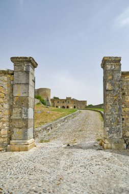 Bovino, İtalya, 06 / 23 / 2021. Güney İtalya 'da eski bir kasabadaki ortaçağ kalesine giriş..