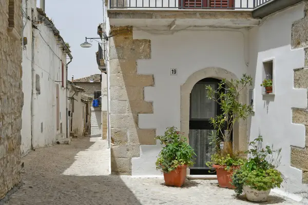 Bovino イタリア 2021 南イタリアの中世地中海様式の町の古い家の間の狭い通り — ストック写真