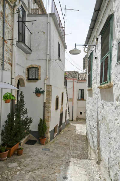 Bovino イタリア 2021 南イタリアの中世地中海様式の町の古い家の間の狭い通り — ストック写真