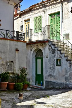 Caserta eyaletindeki eski Sant 'Angelo d' Alife evleri arasında küçük bir sokak..