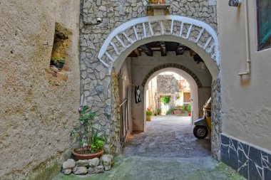 Caserta eyaletindeki eski Sant 'Angelo d' Alife evleri arasında küçük bir sokak..