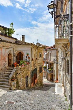 İtalya 'nın Lazio bölgesinde bir ortaçağ köyü olan Arce' nin eski evleri arasında küçük bir sokak..
