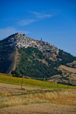 İtalya 'nın Sant' Agata di Puglia kasabasının panoramik manzarası.