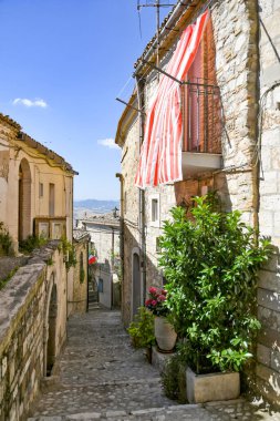 Sant 'Agata di Puglia, İtalya, 07 / 03 / 2021. Güney İtalya 'da bir ortaçağ köyünün eski evleri arasında dar bir sokak..