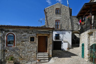 Sant 'Agata di Puglia, İtalya, 07 / 03 / 2021. Güney İtalya 'da bir ortaçağ köyünün eski evleri arasında dar bir sokak..