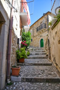 Sant 'Agata di Puglia, İtalya, 07 / 03 / 2021. Güney İtalya 'da bir ortaçağ köyünün eski evleri arasında dar bir sokak..