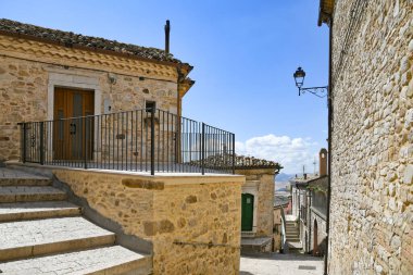 Sant 'Agata di Puglia, İtalya, 07 / 03 / 2021. Güney İtalya 'da bir ortaçağ köyünün eski evleri arasında dar bir sokak..
